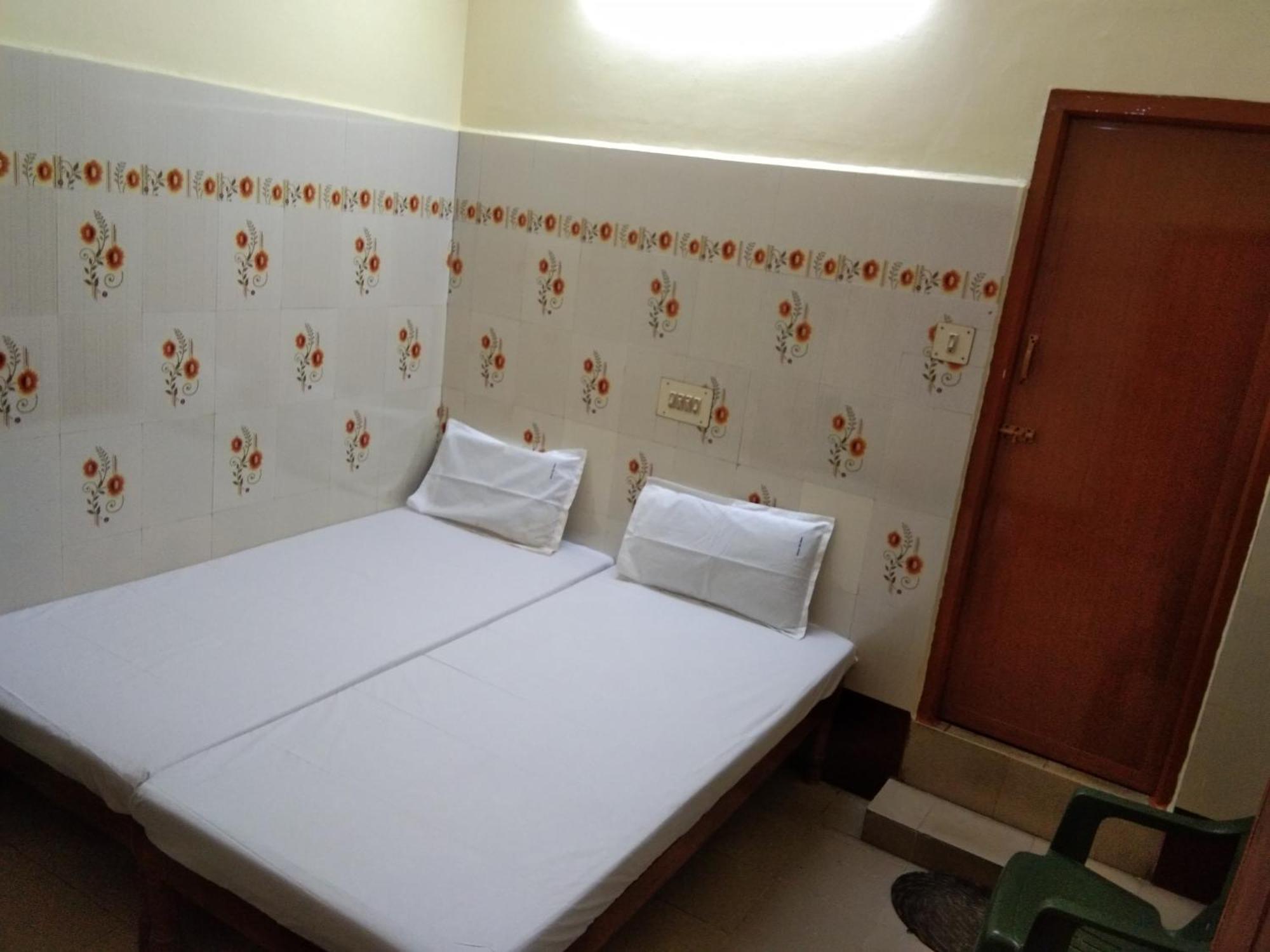 Hotel Sriram Lodge Tirupati Buitenkant foto