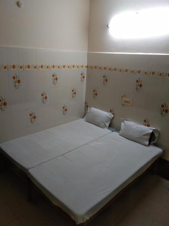 Hotel Sriram Lodge Tirupati Buitenkant foto