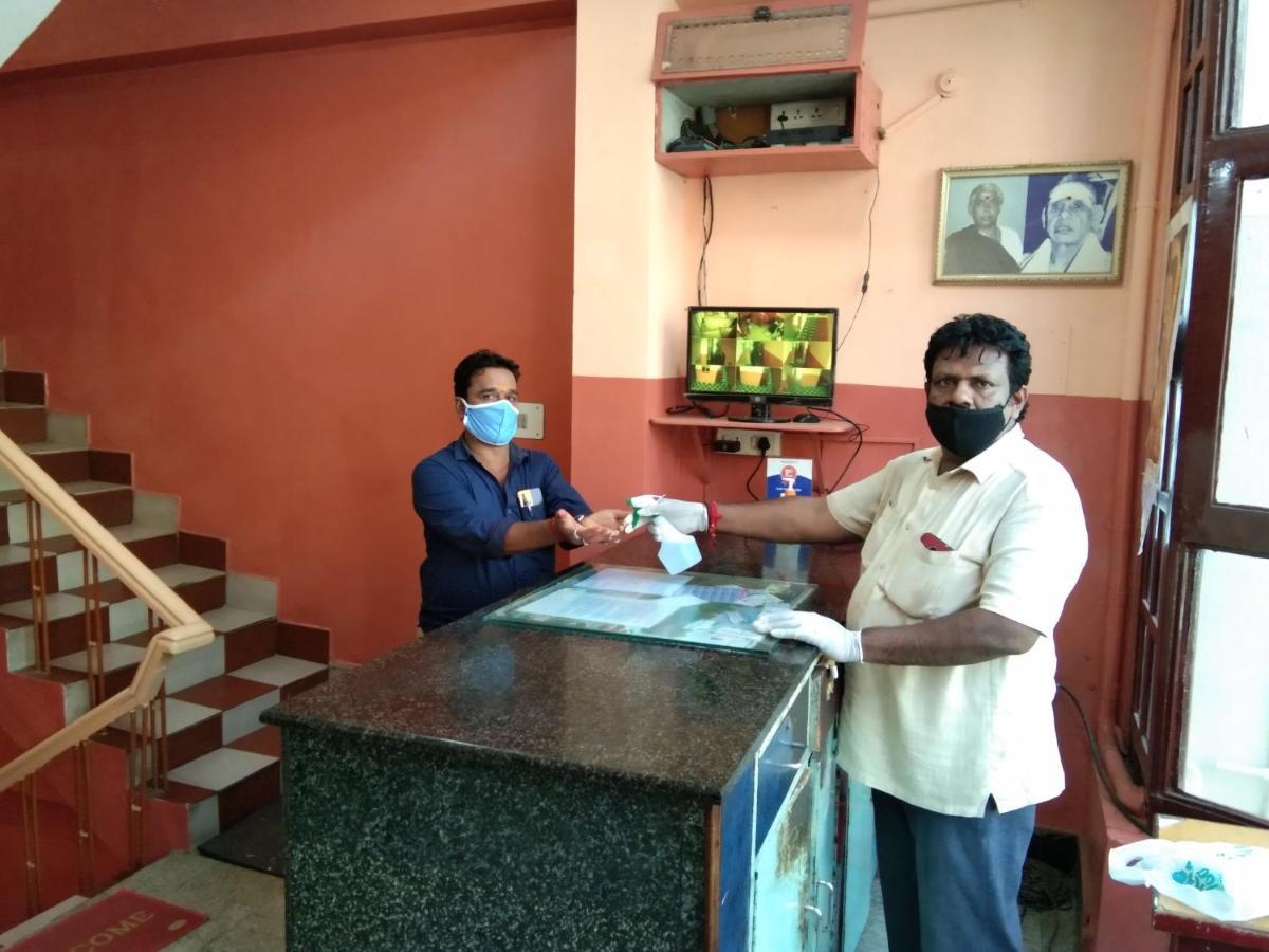 Hotel Sriram Lodge Tirupati Buitenkant foto