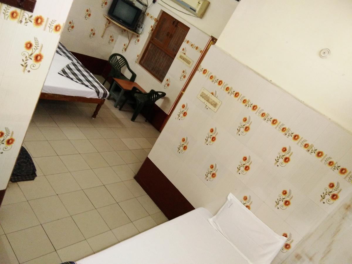Hotel Sriram Lodge Tirupati Buitenkant foto