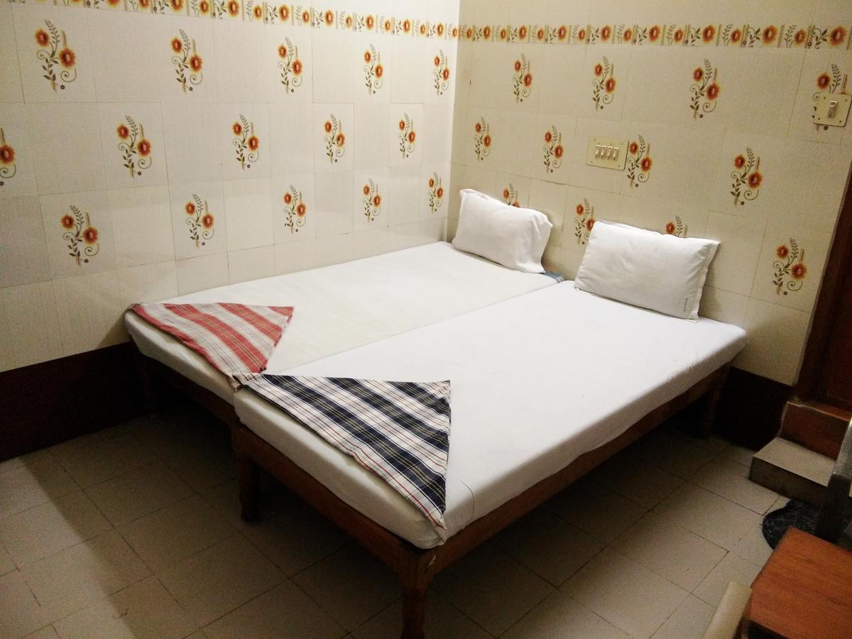 Hotel Sriram Lodge Tirupati Buitenkant foto