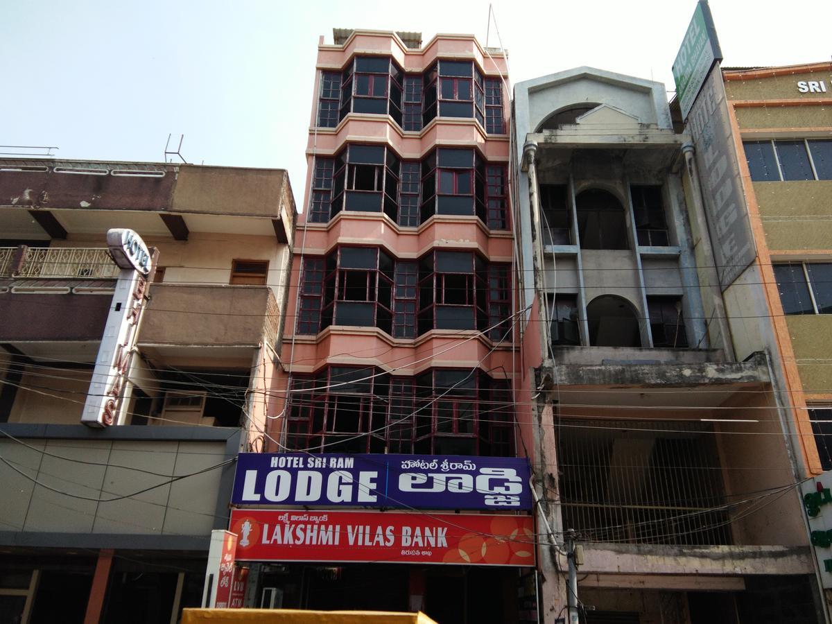 Hotel Sriram Lodge Tirupati Buitenkant foto