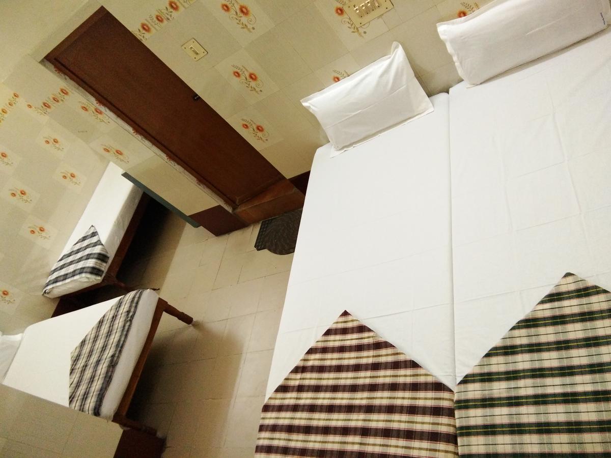 Hotel Sriram Lodge Tirupati Buitenkant foto